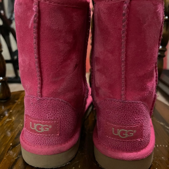 - UGGS - Picture 2 of 7